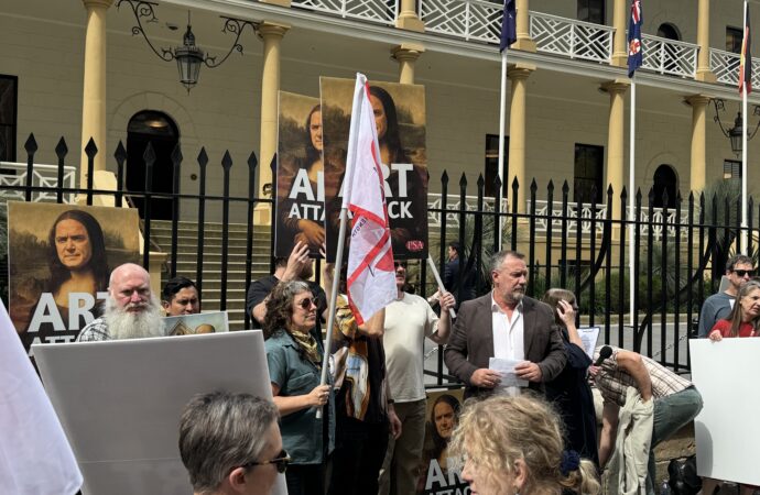 Art Gallery protest crosses The Domain to Parliament